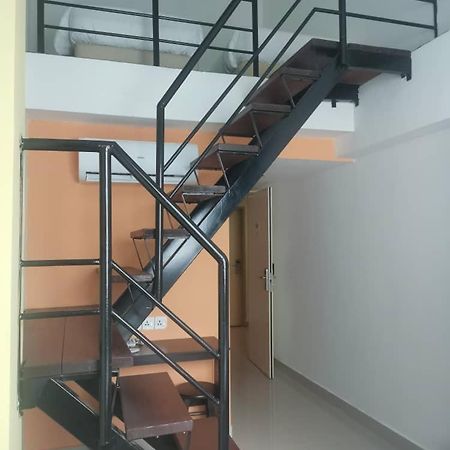 Yy48 Hotel 2 Mins Walk From Masjid Jamek Lrt Station Kuala Lumpur Exterior photo