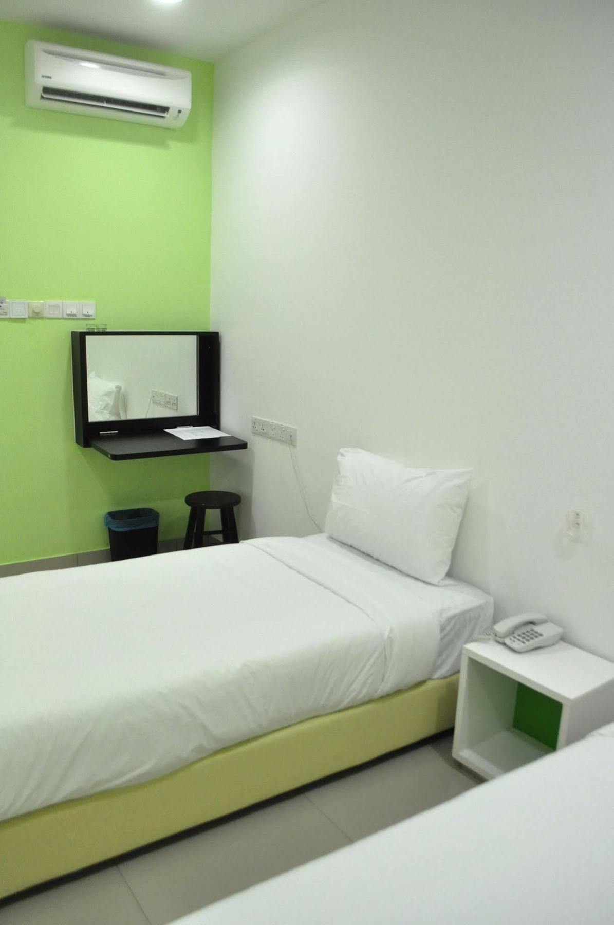 Yy48 Hotel 2 Mins Walk From Masjid Jamek Lrt Station Kuala Lumpur Exterior photo
