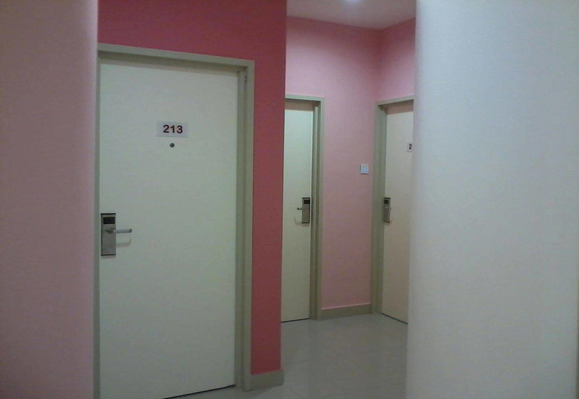 Yy48 Hotel 2 Mins Walk From Masjid Jamek Lrt Station Kuala Lumpur Exterior photo